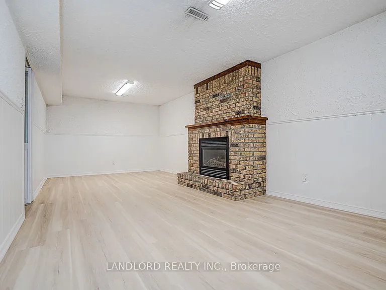 2294 Wyandotte Dr — Photo 33