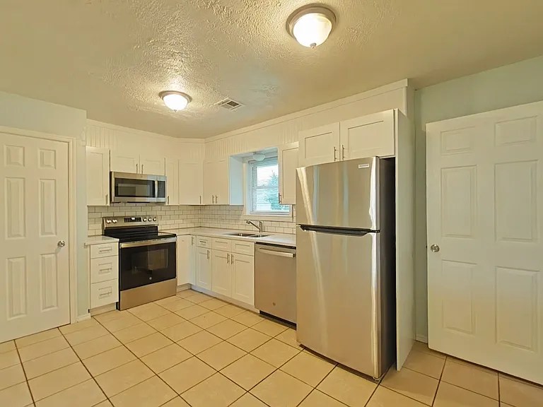 318 NW 62nd St — Photo 3