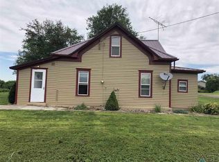 211 Dakota Ave, Geddes, SD 57342