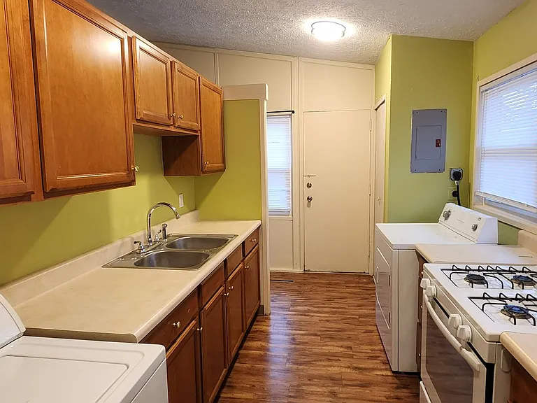 209 Woods Edge Ln — Photo 10