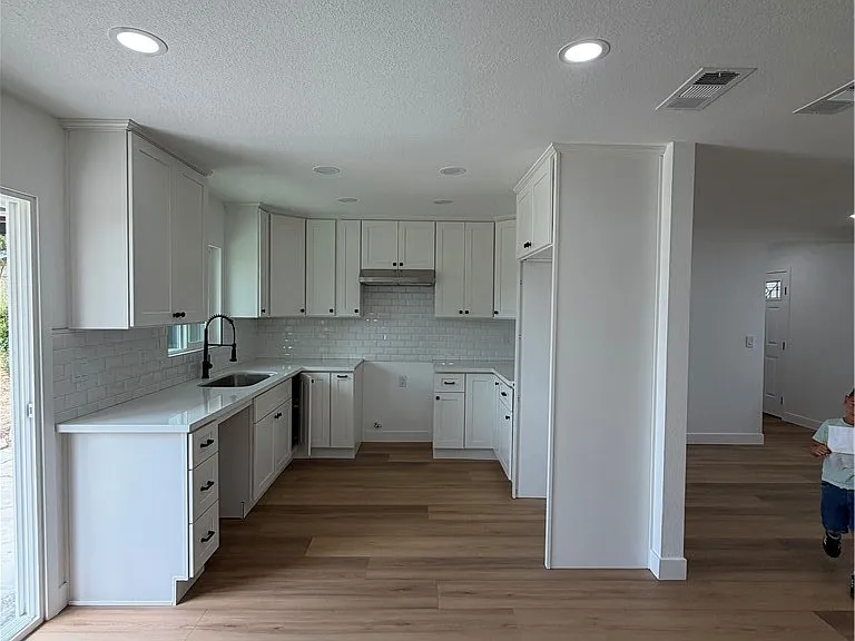 527 W 10th St — Photo 4