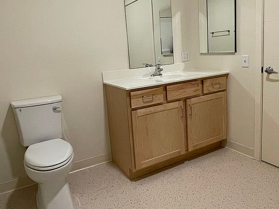5th image of 176 S Winooski Ave #201
