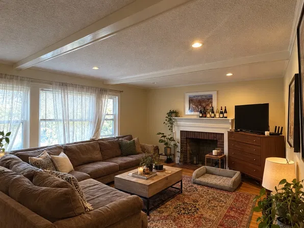 15 Surrey St #1, Brighton, MA 02135