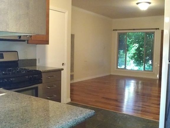 4th image of 3501 Bellevue Ave #3