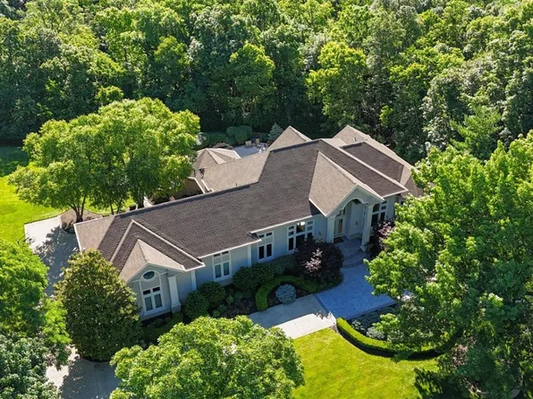 8662 Indian Ridge Dr, West Chester, OH 45069