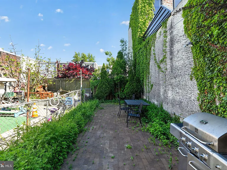 2623 Emerald St — Photo 32