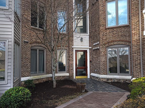4th image of 5008 Hunting Hills Sq