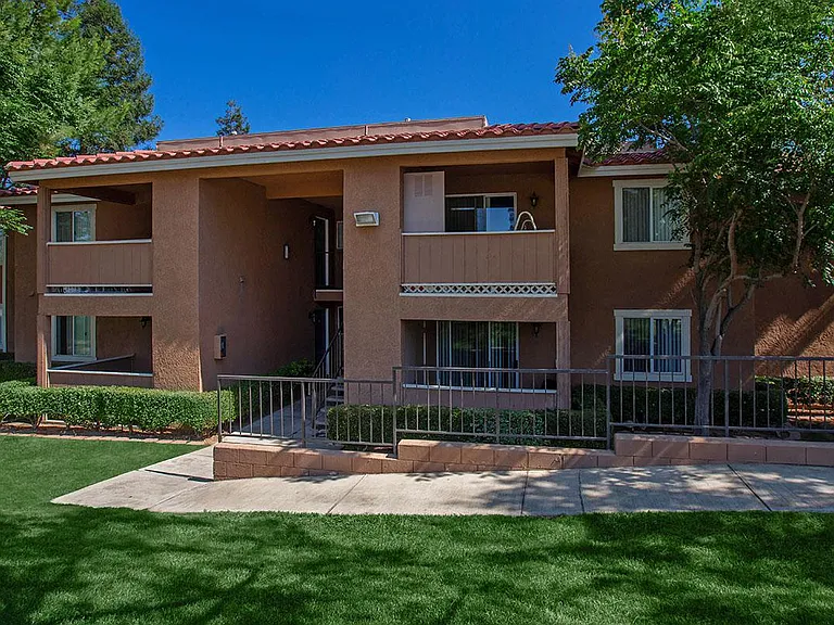 Sunset Pointe Apartments — Photo 9