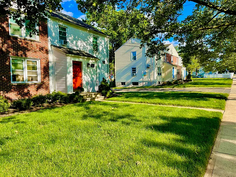 39 Hawthorne Dr #1 — Photo 1