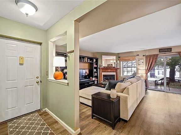 2nd image of 14 Lexington Hl Unit 1