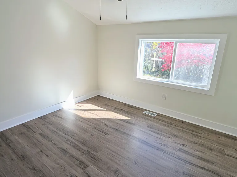 1109 Mills Ave — Photo 9