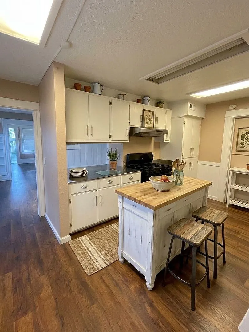 521 T St #B - Sacramento 95811 — Photo 1