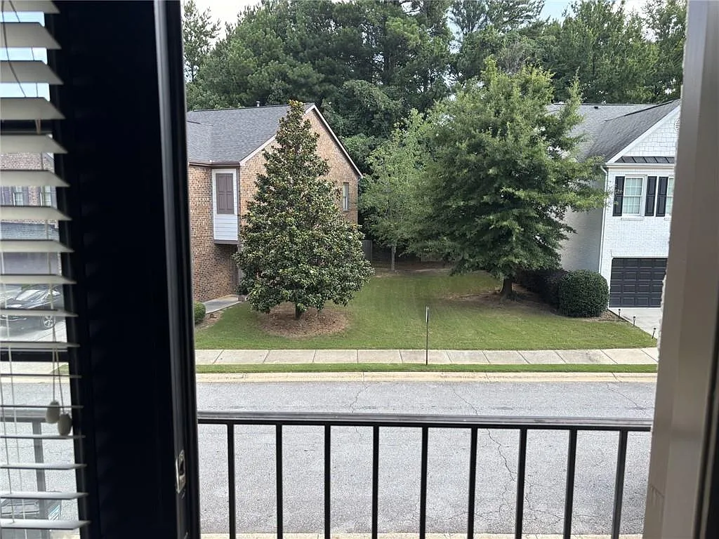 3 bed, 2.5 bath, 1836 sqft, $2,395 — Photo 3