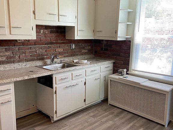 2nd image of 918 Forest Ave
