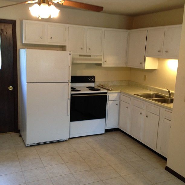 1BR kitchen_02132017
