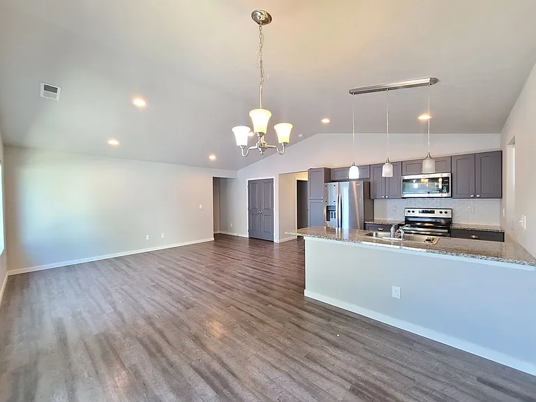3014 N Gillis Ct — Photo 5