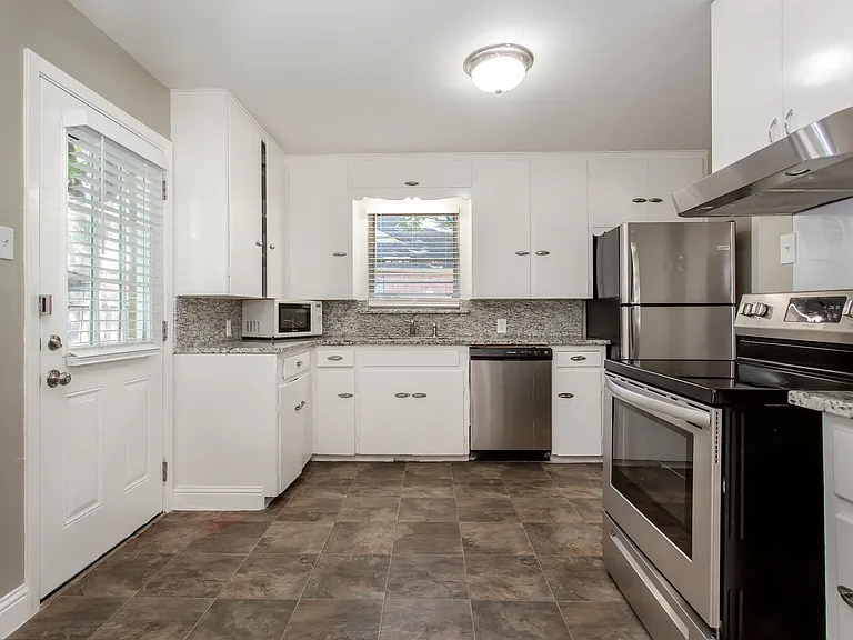 511 Classen Dr — Photo 8