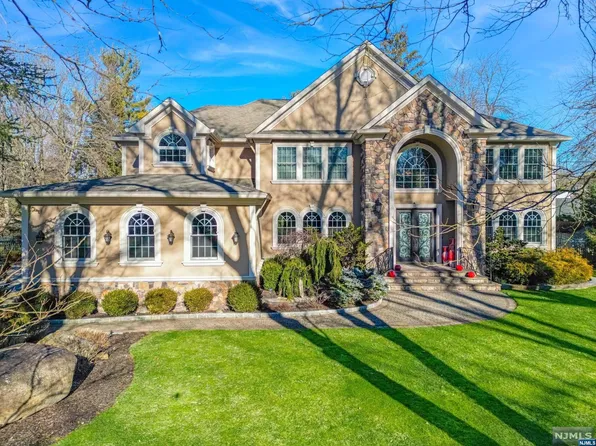 334 Meadowbrook Rd, Wyckoff, NJ 07481