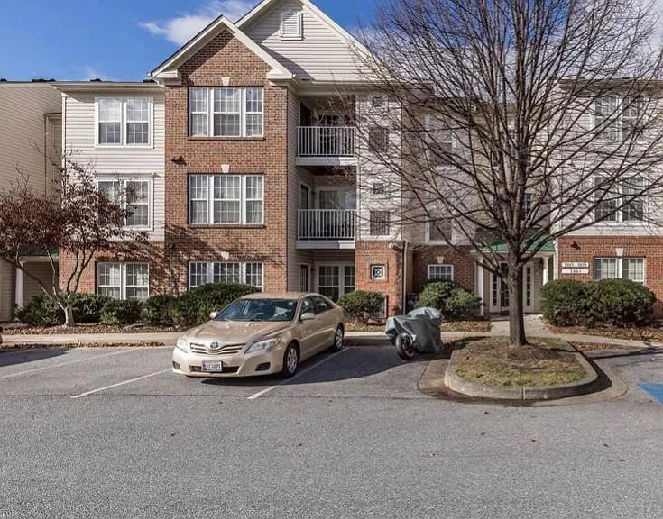 3033 Hunting Ridge Dr — Photo 1