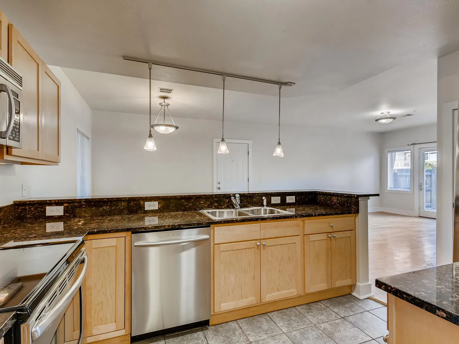 4 bed, 1440 sqft, $5,400 — Photo 4