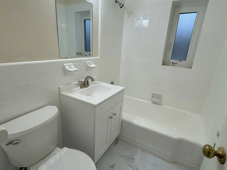 576 Whitney Ave #J2 — Photo 8