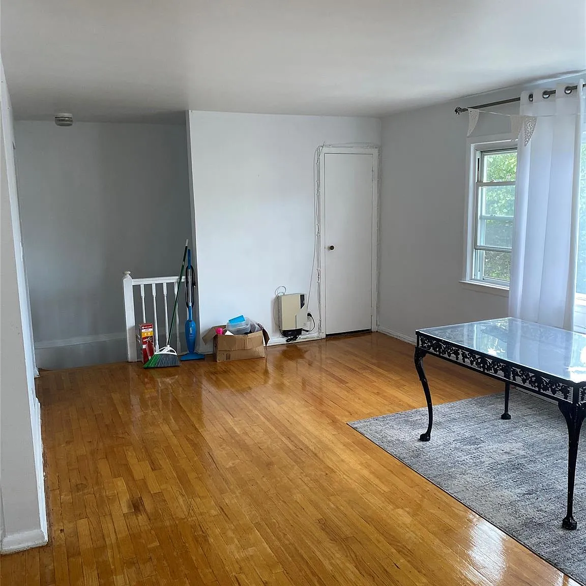 3 bed, 1.0 bath, 1100 sqft, $3,200 — Photo 2