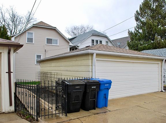 2nd image of 4939 W Ainslie St