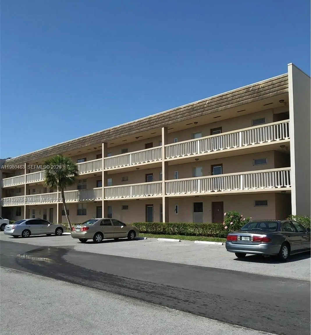 Bermuda Club Four Condo — Photo 1