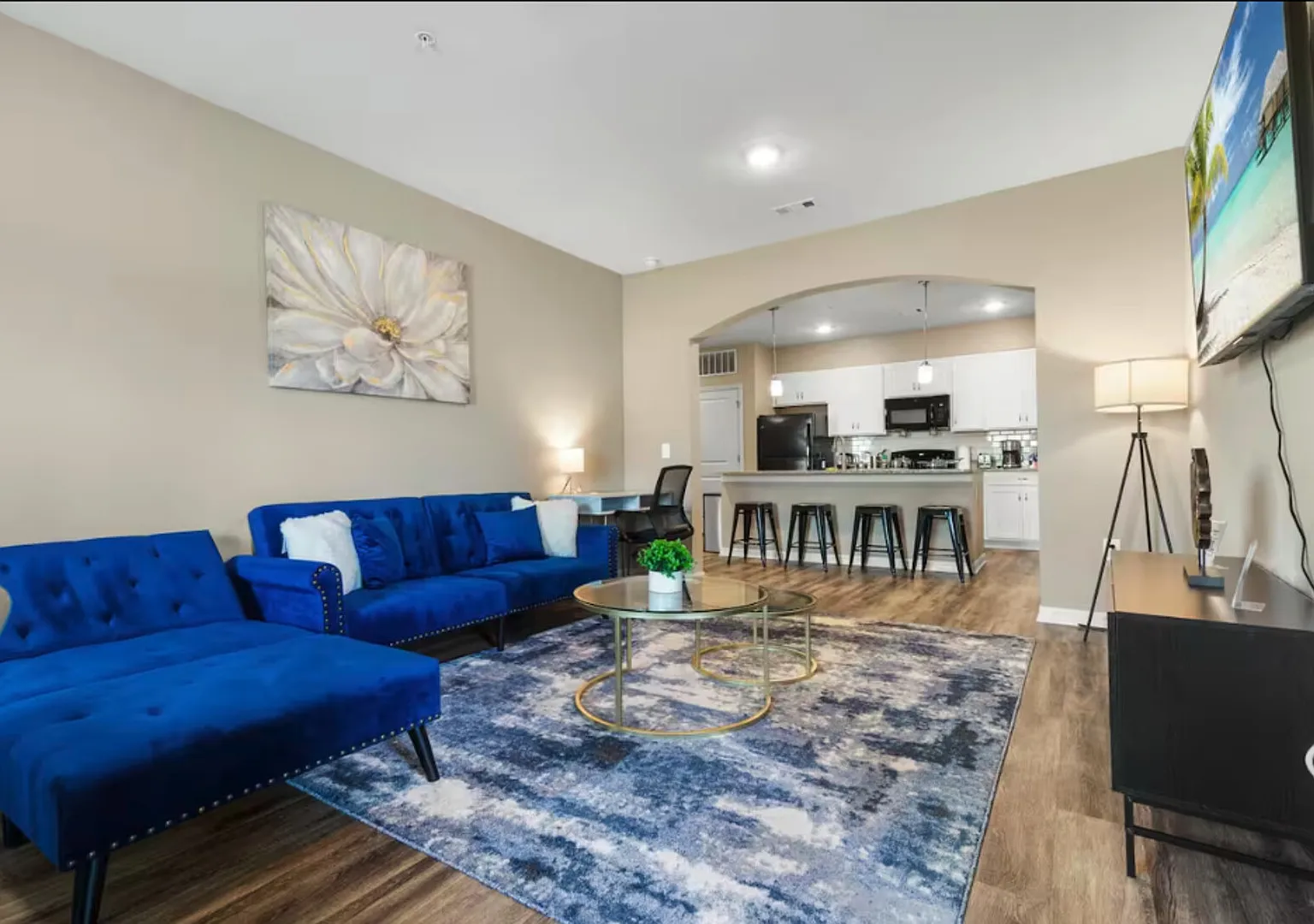 Luxury Ground Floor 3 Bed/2 Bath w/ Pool and Gym — Photo 1