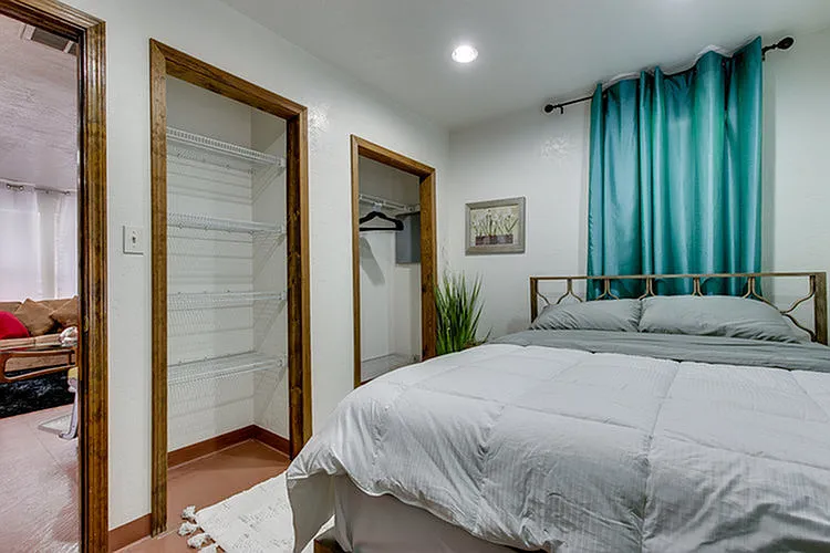 Claremont Apartments — Photo 15