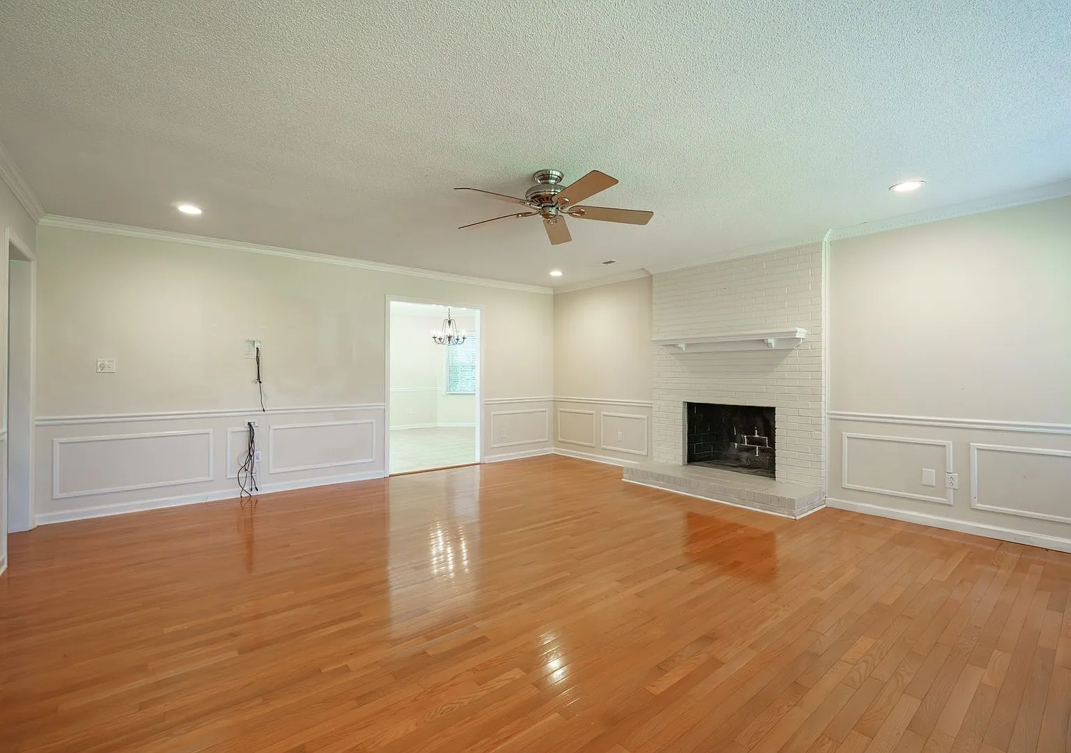 Come see this adorable home sits on over an acre of land — Photo 2