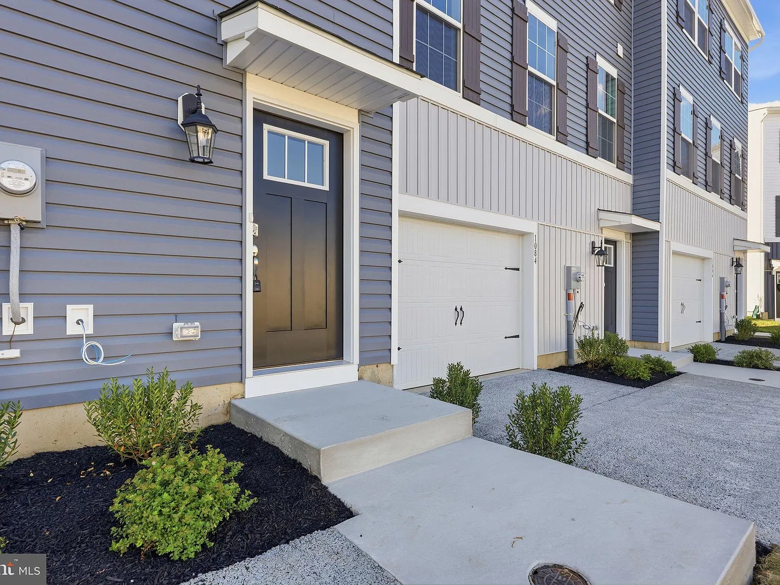 3 bed, 2.5 bath, 2208 sqft, $3,100 — Photo 2