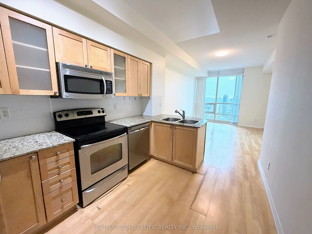 Building Photo - 761 Bay St #3504