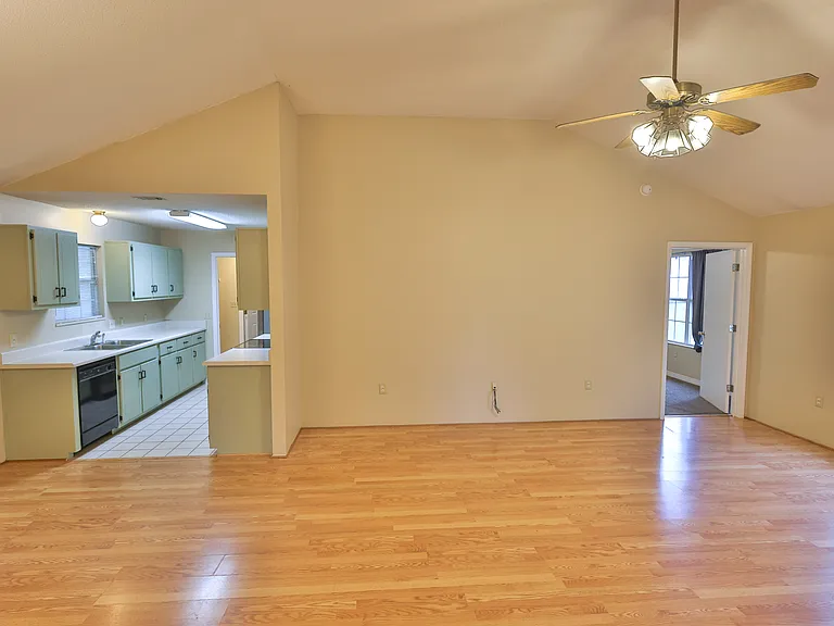 213 Pinoak Ct W — Photo 14