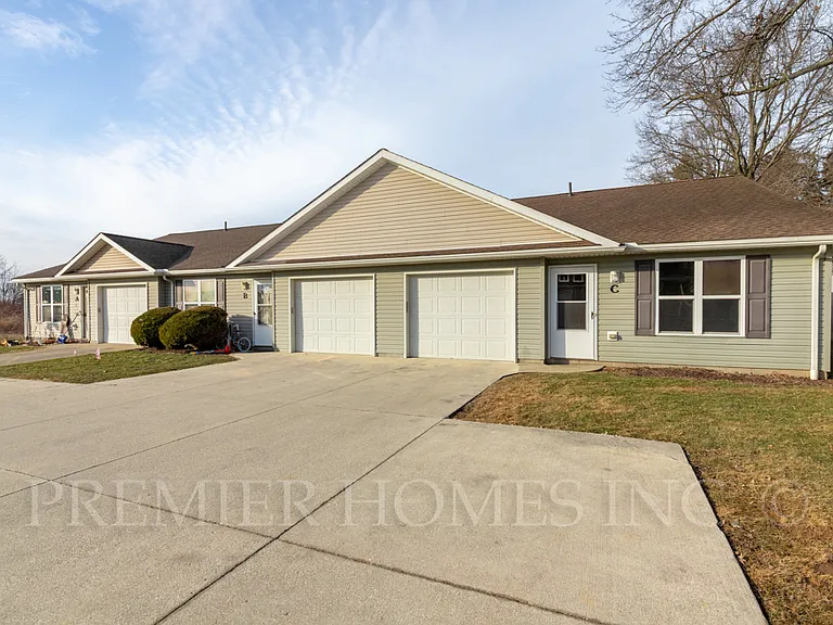 92 Meadow Wood Dr #C — Photo 2