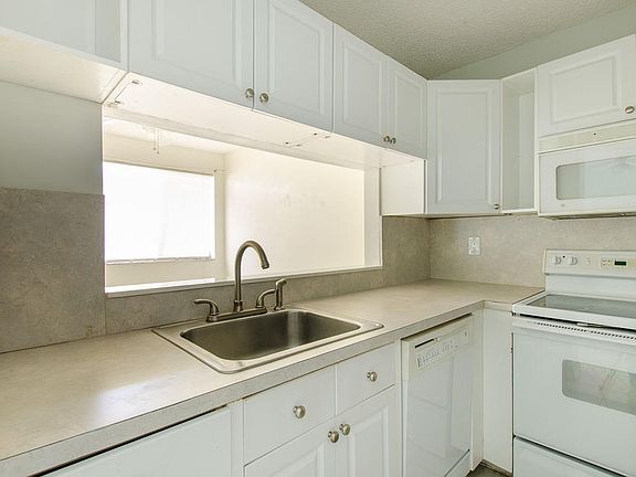 3rd image of 1204 Glenmoor Dr