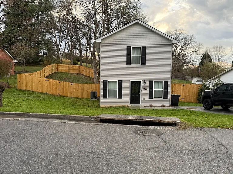 1048 Preston St — Photo 13