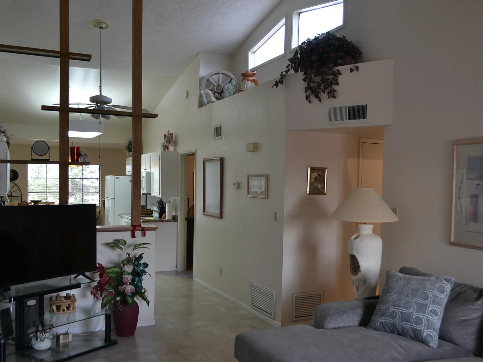 455 Delaware Dr — Photo 2