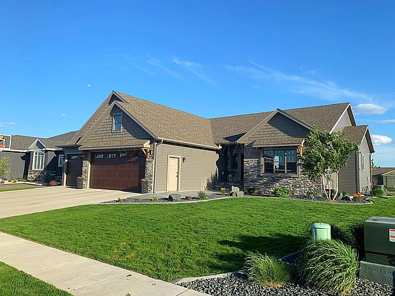 3rd image of 2871 McLeod Dr E