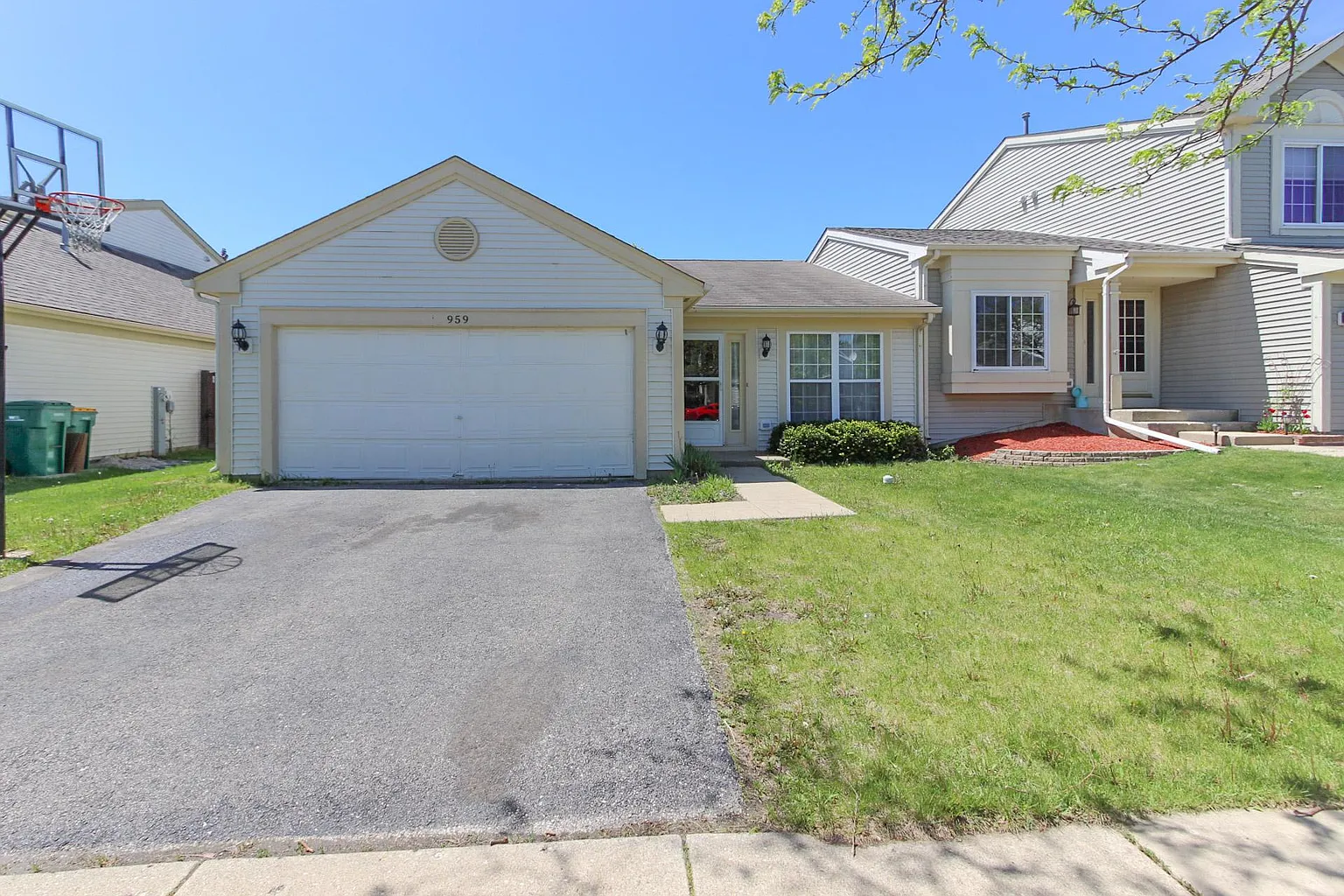 959 Saddle Ln photo 1