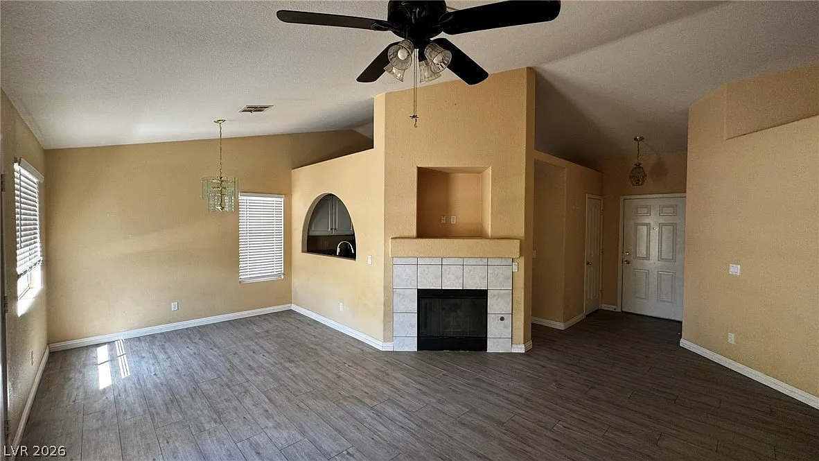 3 bed, 2.0 bath, 1266 sqft, $2,098 — Photo 4