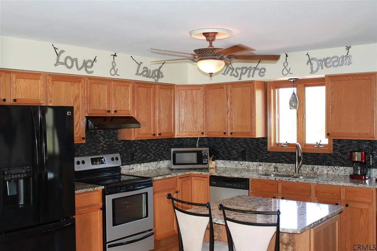 4 bed, 1900 sqft, $2,800 — Photo 2