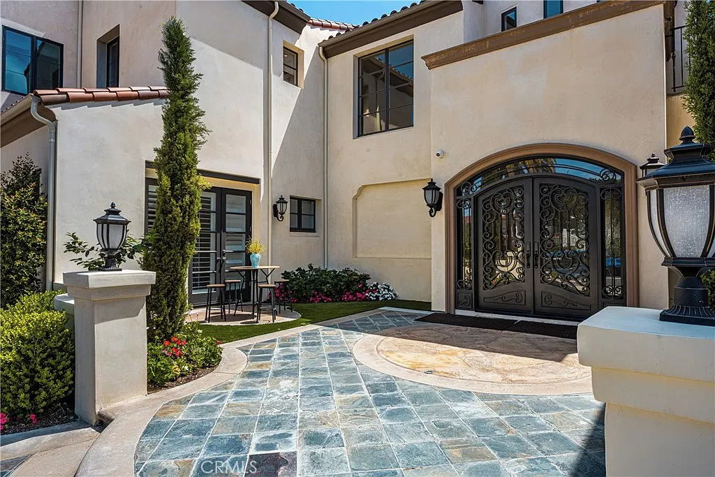 6 bed, 6.5 bath, 7500 sqft, $45,000 — Photo 1