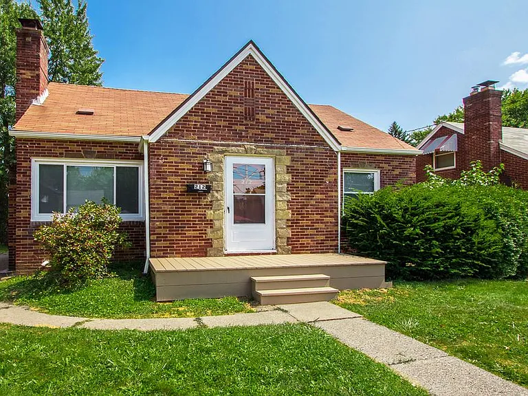 212 Cornelia Ave NE — Photo 2
