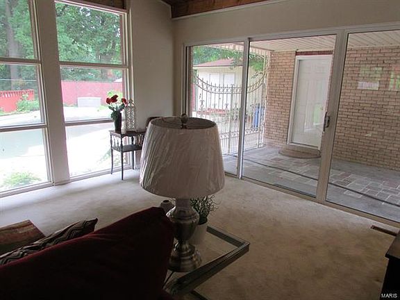 5th image of 323 Hillview Dr