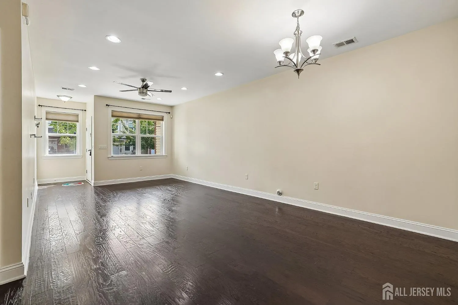 3 bed, 2.5 bath, 2355 sqft, $4,100 — Photo 4