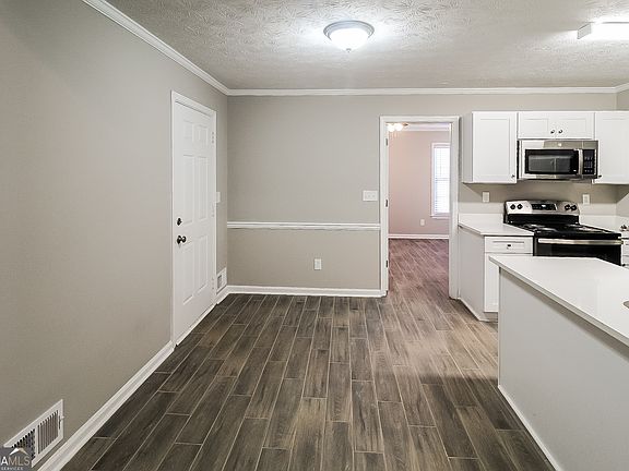 5th image of 25 E Country Woods Dr