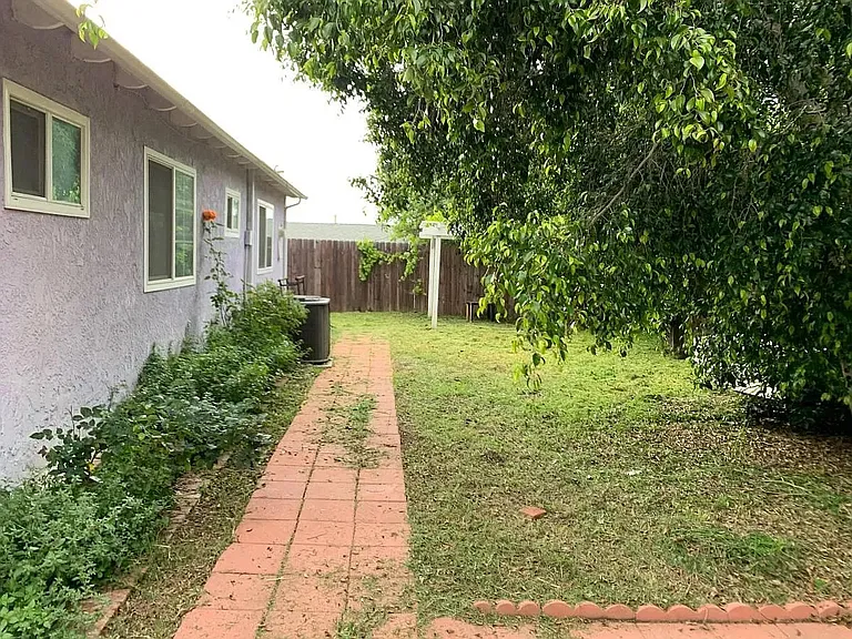 Blandford Dr — Photo 14