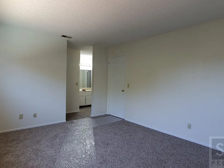 812 Emerald Ct — Photo 24