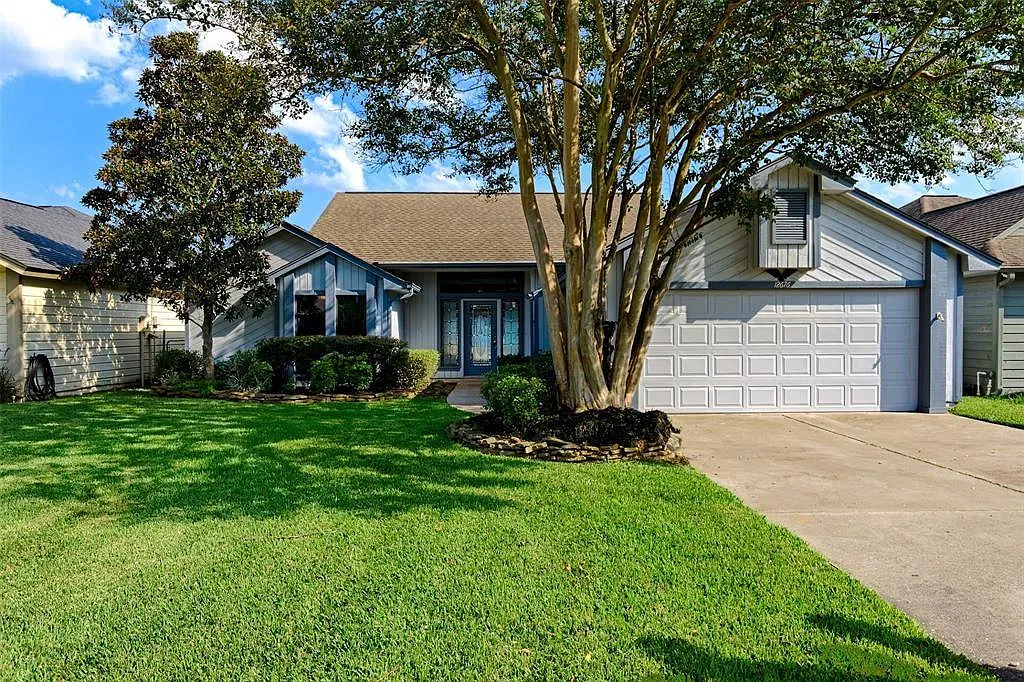 4 bed, 2.5 bath, 2282 sqft, $3,900 — Photo 3